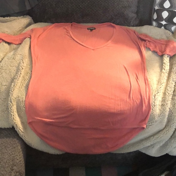 🎉4 for $20 Express Coral V-neck Tee, size small - Picture 1 of 5